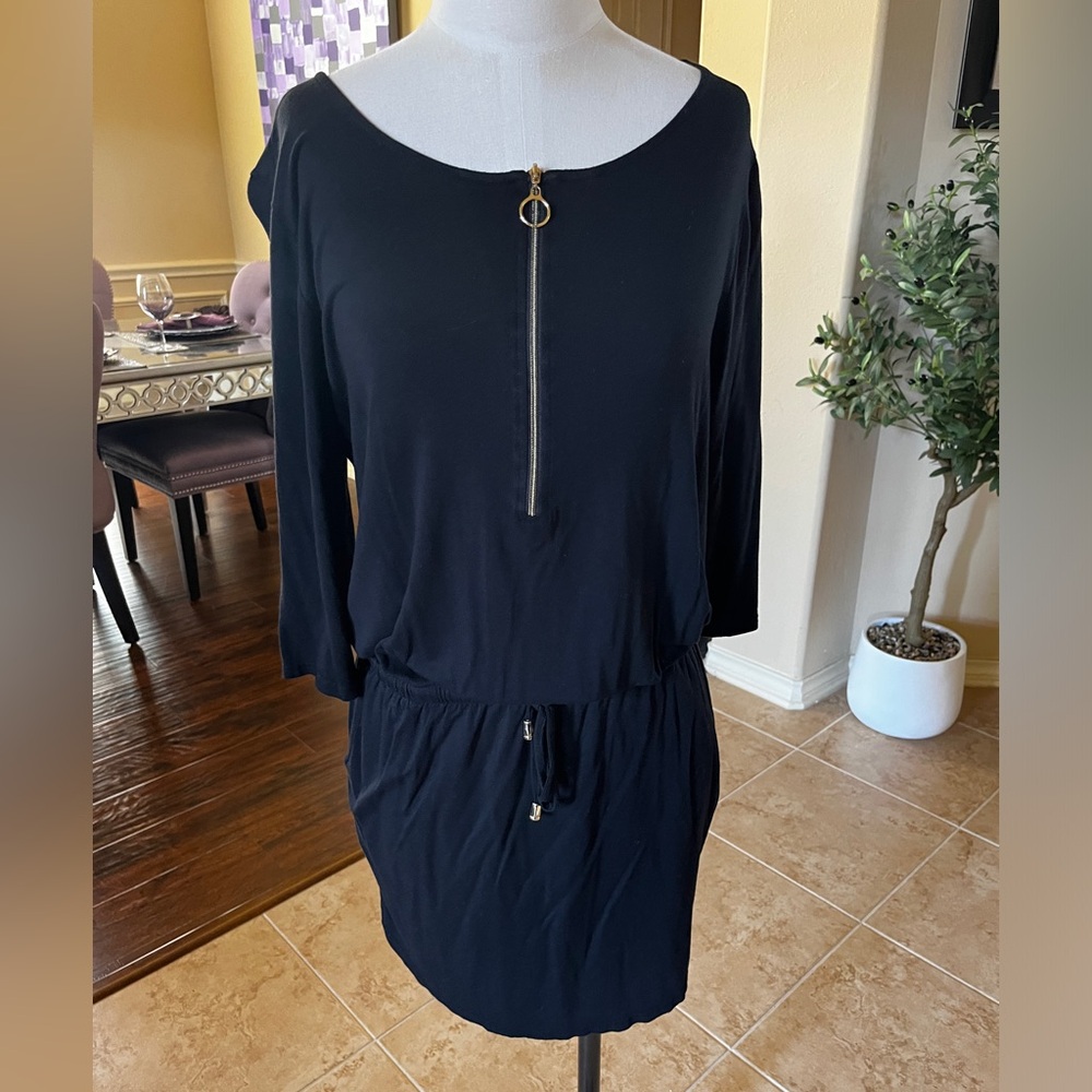 Elegant Black Dress with Zipper Detail